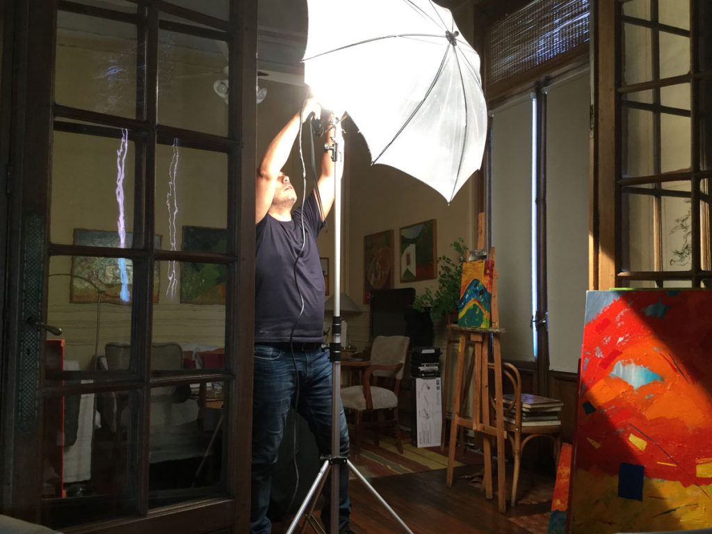 Fabián Cañás ajustando la luz de un paraguas
